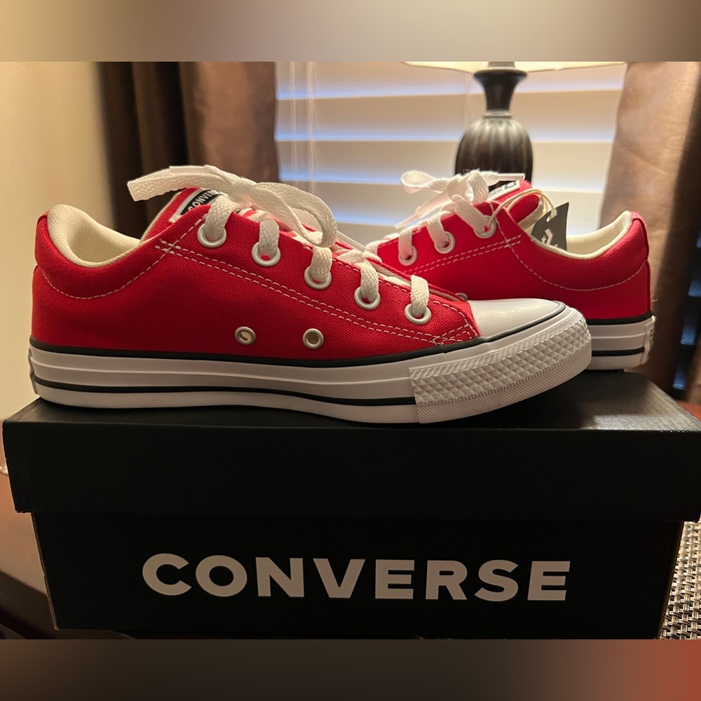 Women’s red converse size 6